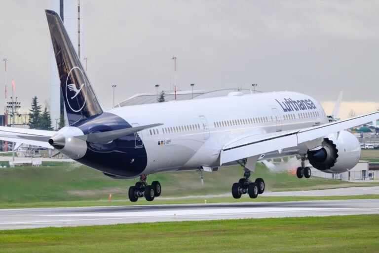 Lufthansa crew among several hurt during nose gear collapse Lufthansa crew among several hurt during nose gear collapse