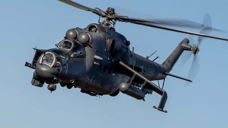 Mi-24P fliegt ein allerletztes Mal Mi-8 des ukrainischen Unternehmens H3Operations mit Löschbehälter.
