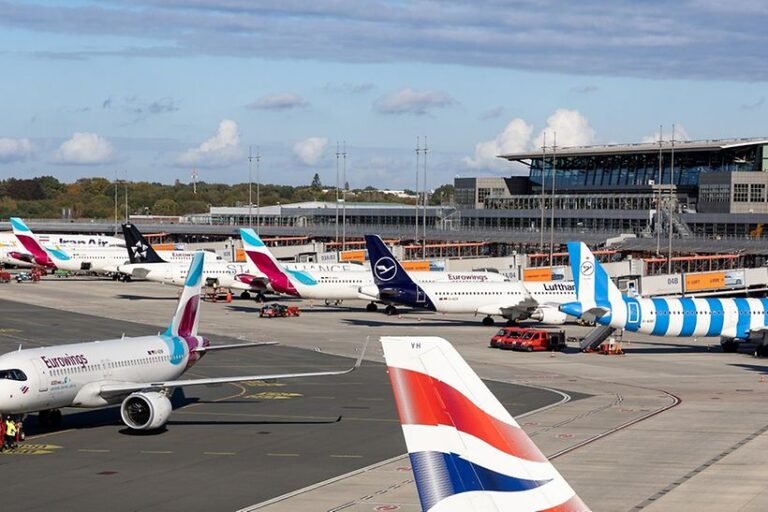 Polizei lässt Sicherheitsbereich am Hamburger Flughafen räumen Polizei lässt Sicherheitsbereich am Hamburger Flughafen räumen
