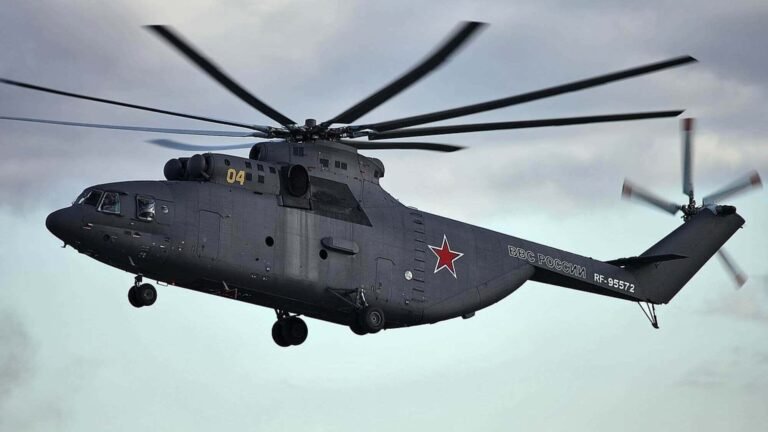 Riesenhubschrauber Mi-26 hebt Flugabwehr auf Moskauer Hochhaus Mil Mi-26, Transporthubschrauber, Russland