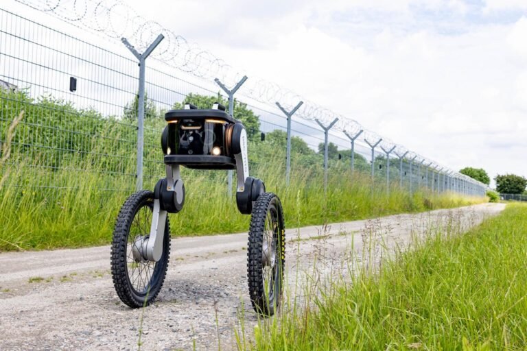 Sicherheitsroboter am Flughafen Hamburg auf Patrouille