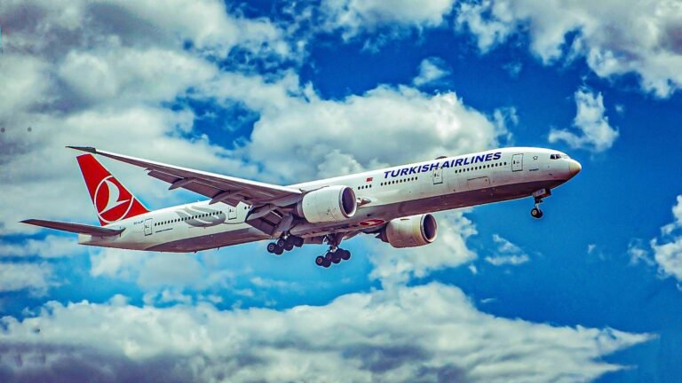 Turkish Airlines Boeing 777 Knocks Over Radar Tower While Taxiing, Mast Pierces Cabin Turkish Airlines Boeing 777 Knocks Over Radar Tower While Taxiing, Mast Pierces Cabin