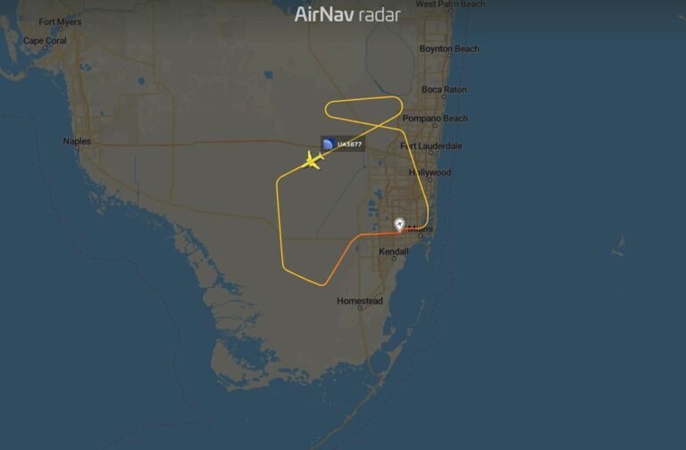 United UA3877 to Chicago squawked 7700 and returned to Miami