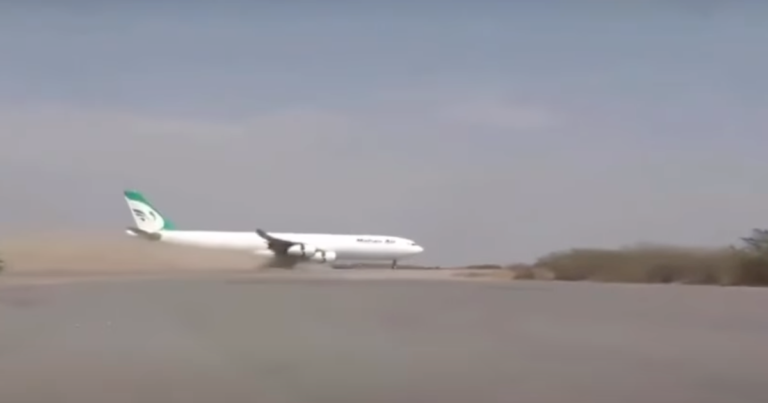 Airbus A340 muss auf gesperrtem Flughafen landen: Waffenstillstand im Jemen bröckelt Airbus A340 muss auf gesperrtem Flughafen landen: Waffenstillstand im Jemen bröckelt
