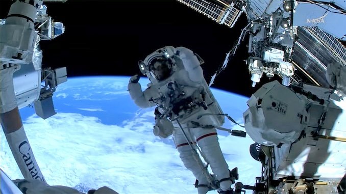 Astronauts ‘operate’ on space station’s broken robot arm – Spaceflight Now Astronauts ‘operate’ on space station’s broken robot arm – Spaceflight Now