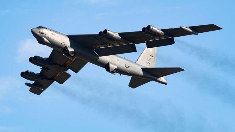 Bomber-Exodus nach Iran-Krieg – USA holen B-52 Stratofortress nach Hause zurück Zahlreiche Transportflugzeuge vom Typ Xian Y-20B reihen sich in China zum "Elephant Walk" auf.