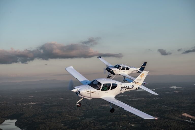 Cirrus launches TRAC10 for the flight training market Cirrus launches TRAC10 for the flight training market