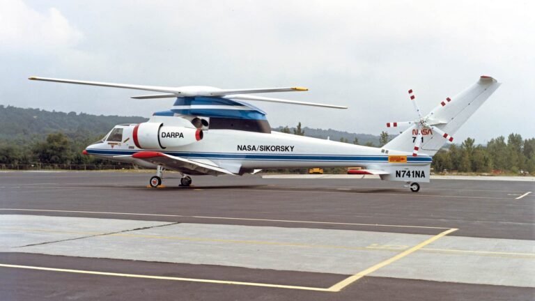 Ein Hubschrauber mit Rotor als Tragfläche Airbus A321 von Pyramids Airlines aus Ägypten