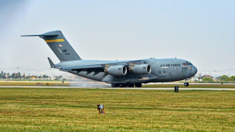 How The 585,000-Pound C-17 Globemaster Lands On Some Of The World’s Shortest Runways How The 585,000-Pound C-17 Globemaster Lands On Some Of The World's Shortest Runways