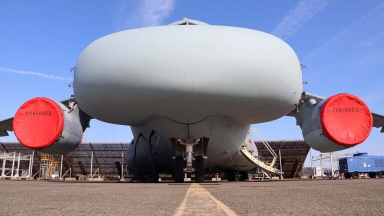 Kawasaki-Kampfflugzeug mit Schlauchboot-Lippe: „Das hässlichste Flugzueg der Welt“ in der Flugerprobung EloKa-Flugzeug Kawasaki EC-2 aus Japan beim Erstflug.