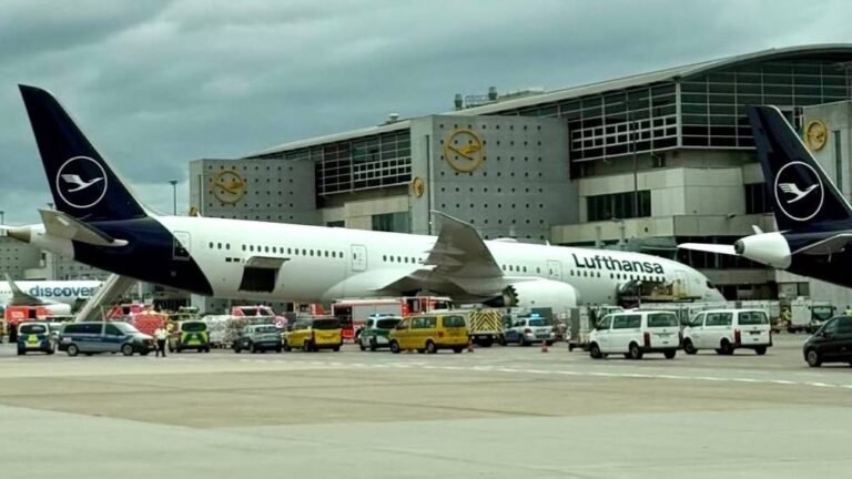 Lufthansa Boeing 787-9’s Nose Gear Was Missing Downlock Pin Before Collapse Lufthansa Boeing 787-9’s Nose Gear Was Missing Downlock Pin Before Collapse