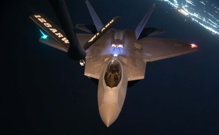 Northrop Grumman B-21 Raider von vorne mit Technikern
