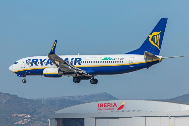 A Ryanair 737-800 aircraft approaches Barcelona Airport. [Credit: AirlineGeeks/William Derrickson]
