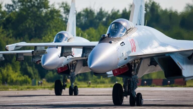 Russland pusht Su-35-Produktion für Iran Zahlreiche Transportflugzeuge vom Typ Xian Y-20B reihen sich in China zum "Elephant Walk" auf.