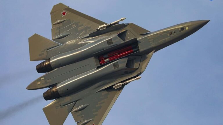 Russlands Super-Kampfjet mit Spezial-Bewaffnung gesichtet Zahlreiche Transportflugzeuge vom Typ Xian Y-20B reihen sich in China zum "Elephant Walk" auf.