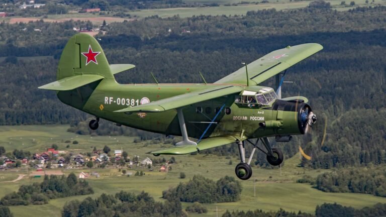 Russlands alte Doppeldecker werden modernisiert: Frischekur für Antonow An-2 Northrop Grumman B-21 Raider von vorne mit Technikern