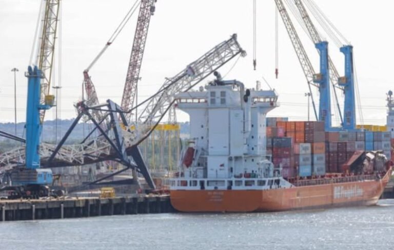 Ship collision brings crane down Ship collision brings crane down