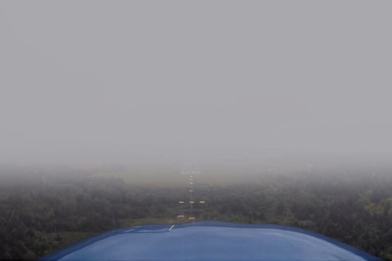 The Difference Between Decision Altitude (DA) and Decision Height (DH) The Difference Between Decision Altitude (DA) and Decision Height (DH)