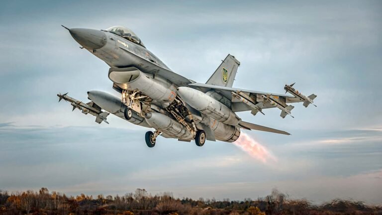 Ukrainische F-16 schießt erstmals russischen Kampfjet ab Task Force Flying Dragons Aviators Fly to Operating Base Fenty
