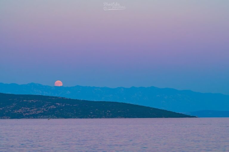 APOD: 2026 August 1 – Buck Moon and Belt of Venus APOD: 2026 August 1 – Buck Moon and Belt of Venus