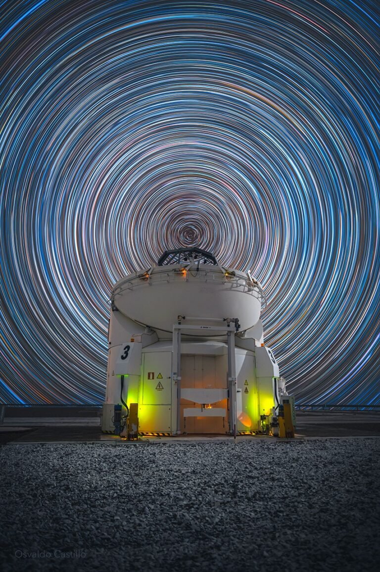APOD: 2026 August 28 - The Sky Turns Above Paranal