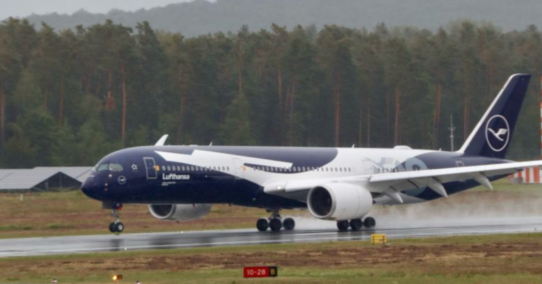 Airbus A350 von Lufthansa mit Jubiläumslackierung stattet Nürnberg einen Besuch ab