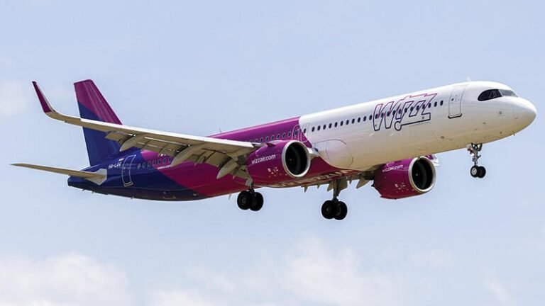 Wizz Air Airbus A321neo flying