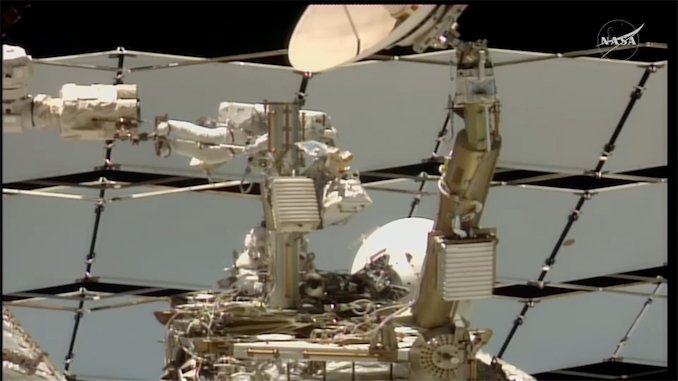 Astronauts remove failed antenna; run out of time to install a spare – Spaceflight Now Astronauts remove failed antenna; run out of time to install a spare – Spaceflight Now