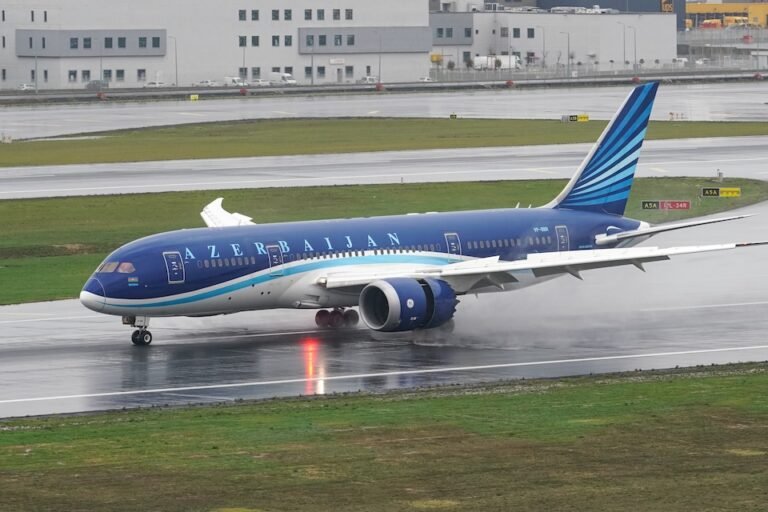 Azerbaijan Airlines selects ACL Airshop for its pallet fleet Azerbijan Airlines Boeing 787-8 EvrenKalinbacak : Shutterstock.com shutterstock_2442740405
