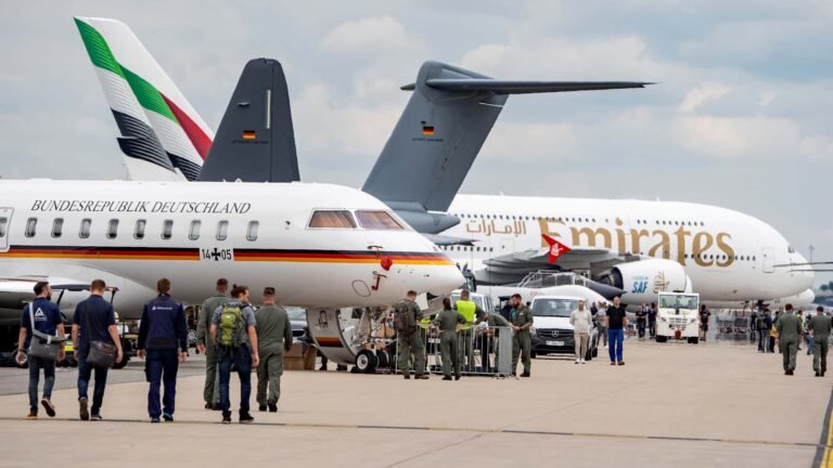 Berliner Senat sichert ILAs 2028 und 2030 Transall C-160D als Löschflugzeug beim Wasserabwurf