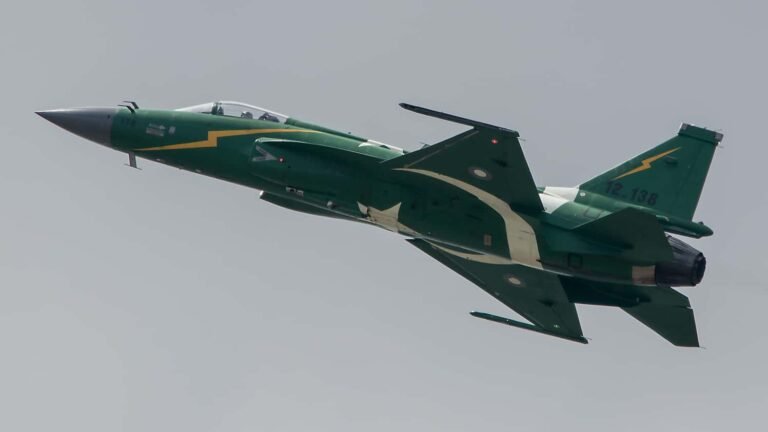 “Billig-Kampfjet” für Somalia – JF-17-Deal rückt näher Eine russische Su-57 vor dem Start.