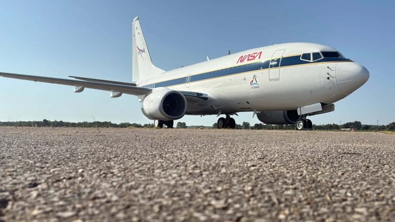 Boeing 737 als Parabelflugzeug: Das ist der neue Kotzbomber der NASA B-2A rollt vor Tower nach Operation Midnight Hammer