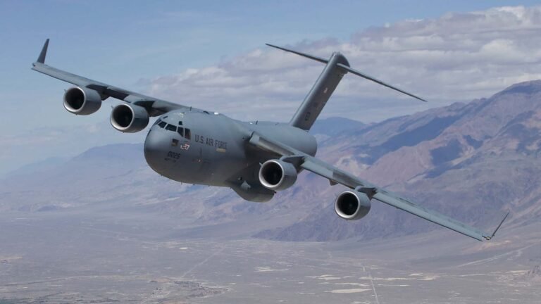 Boeing C-17 der Air Force auf dem Weg nach Russland: US-Militärtransporter landet in Moskau Edwards welcomes back Air Force's first C-17