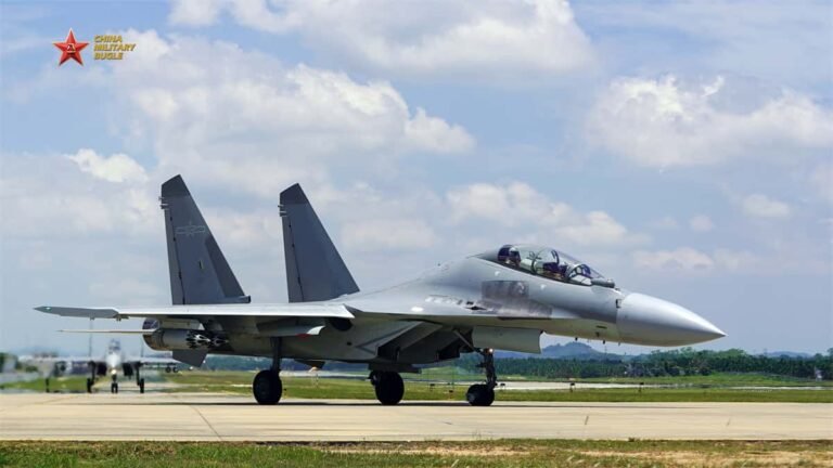 Chinas J-16 macht Debüt in Nordafrika: Militärisches Manöver in Ägypten Turboprop-Flugzeug richtet Laserstrahl auf Drohne (Computergrafik)