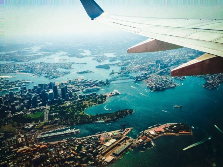 Daily Memo: VietJet’s Foray Into Australia Faces Hurdles—But They Are Not Insurmountable flying over Sydney