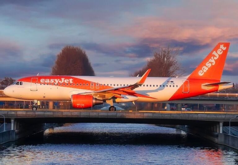 EasyJet Aligns Apollo, Castlelake Takeover Bid Deadlines EasyJet A320