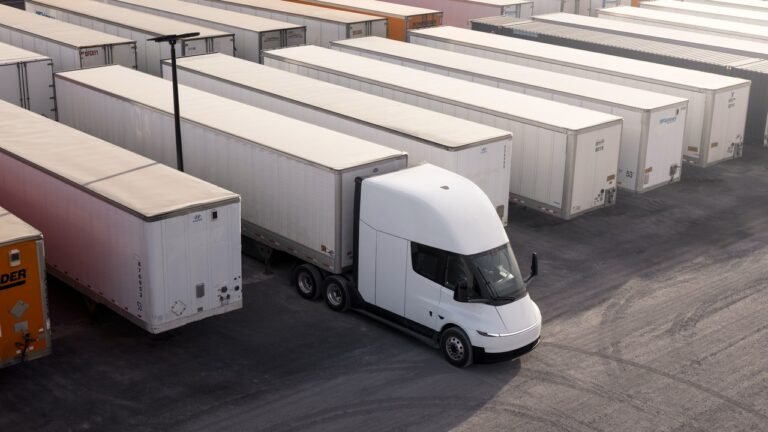 Einride targets 1,500 trucks by 2028 with Tesla and DAF deals Einride targets 1,500 trucks by 2028 with Tesla and DAF deals