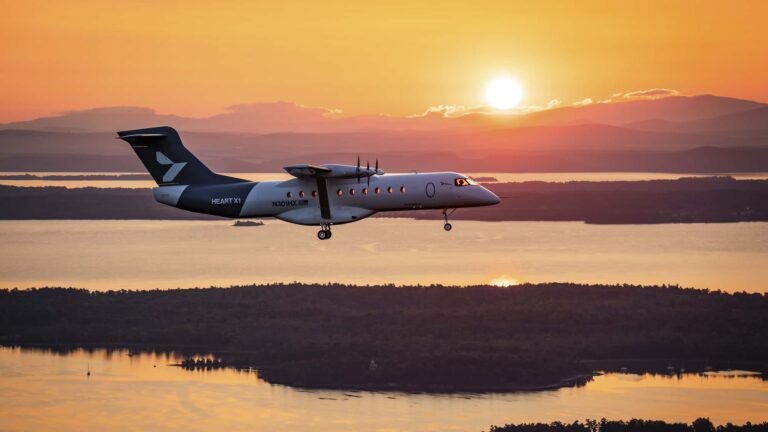 Elektroflugzeug Heart X1 hebt zum Erstflug ab Transall C-160D als Löschflugzeug beim Wasserabwurf