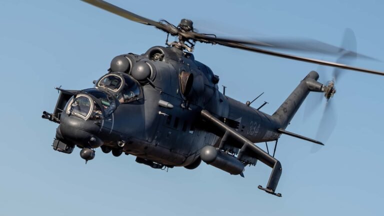 Helikopter für Kampf und Transport: Die 10 meistgenutzten Militärhubschrauber der Welt Flugbetrieb auf dem Stützpunkt Graf Ignatievo in Bulgarien (2024). MiG-29, C-27J, L-39, Mi-8 und griechische F-4E Phantom II.