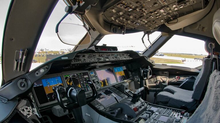 Here’s What Pilots Notice First When Switching Between The Airbus A350 & Boeing 787 Cockpits Here's What Pilots Notice First When Switching Between The Airbus A350 & Boeing 787 Cockpits