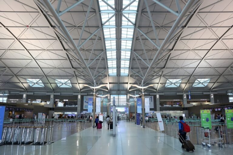 Incheon Airport adds fence after viral queue-jumping video Incheon Airport adds fence after viral queue-jumping video