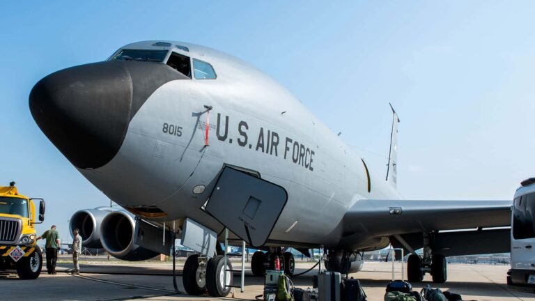 KC-135R fliegt mit fremder Heckflosse Neue Lieferung fabrikneuer Su-57 für die russische Luftwaffe - Start auf verschneitem Flugplatz.