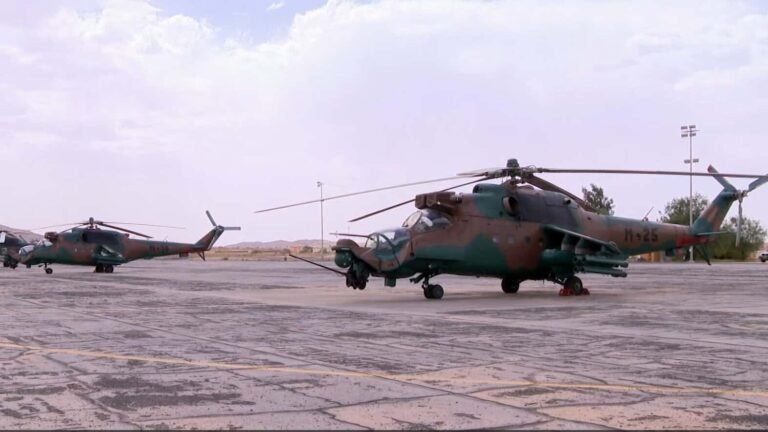 Mi-24W und Mi-171: Algerien schenkt Niger Militärhubschrauber Transall C-160D als Löschflugzeug beim Wasserabwurf