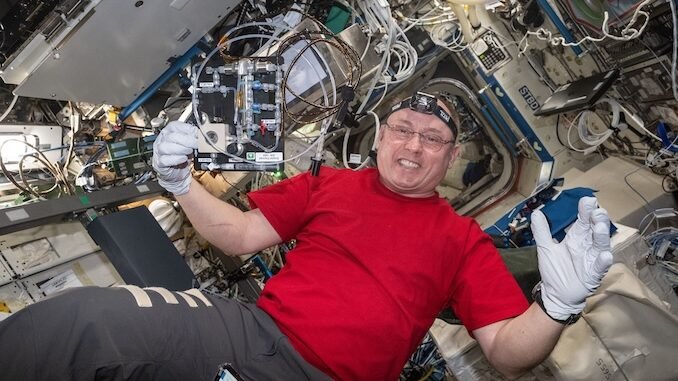 Mike Fincke, a 30-year astronaut with experience across four spacecraft, retires from NASA – Spaceflight Now 006A0544.NEF