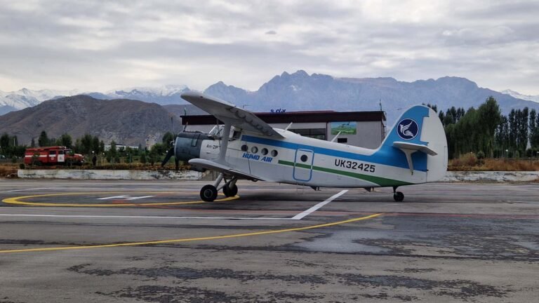 Antonov An-2P der Humo Air beim Sonderflug zwischen Fergana und der usbekischen Exklave So’x