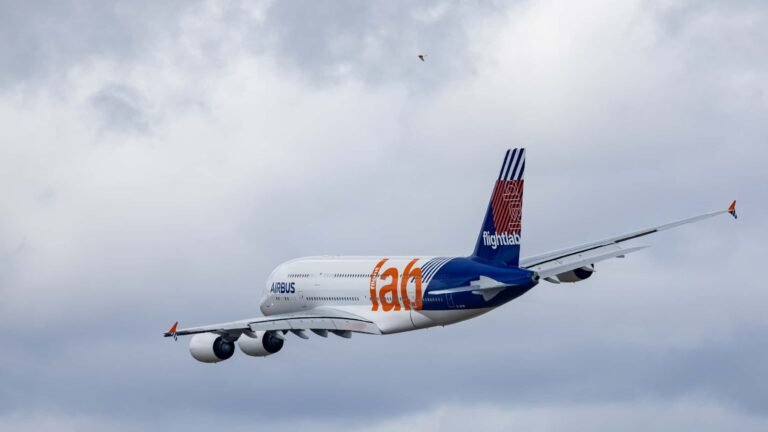Neuer Test-Airbus A380 erprobt Zukunftstriebwerk Edwards welcomes back Air Force's first C-17