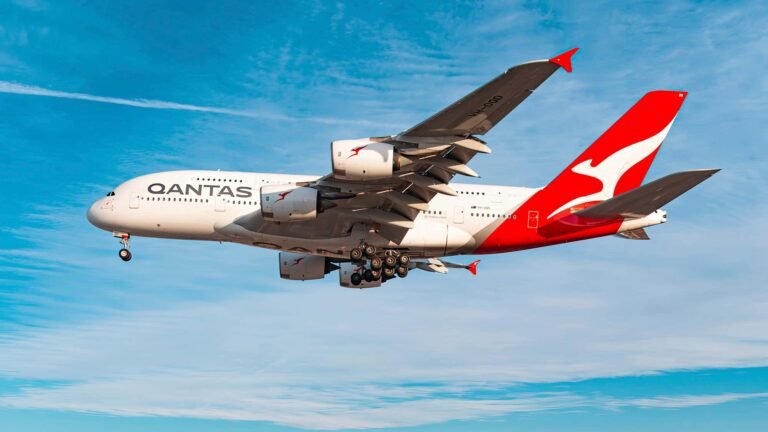 Qantas will den Airbus A380 loswerden Angehörige der 89th Aerial Port Squadron verladen am 1. August 2019 auf der Joint Base Andrews (Maryland) eine „Silver Bullet“ in eine C-17 Globemaster III. Die „Silver Bullet“ ermöglicht den sicheren und taktischen Transport hochrangiger US-Führungskräfte an Bord von C-17-Transportflugzeugen zu jedem beliebigen Ort der Welt. Mithilfe der „Steel Eagle“ und deren vielfältigen Kommunikationssystemen kann das Personal des 89th Airlift Wing praktisch weltweit eine unterbrechungsfreie Kommunikation gewährleisten.