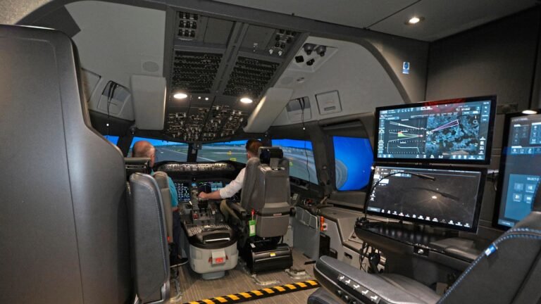 Ready for Riesentwin: Zu Besuch im neuen 777-9-Simulator der Lufthansa Photographers take pictures as an Ilyush