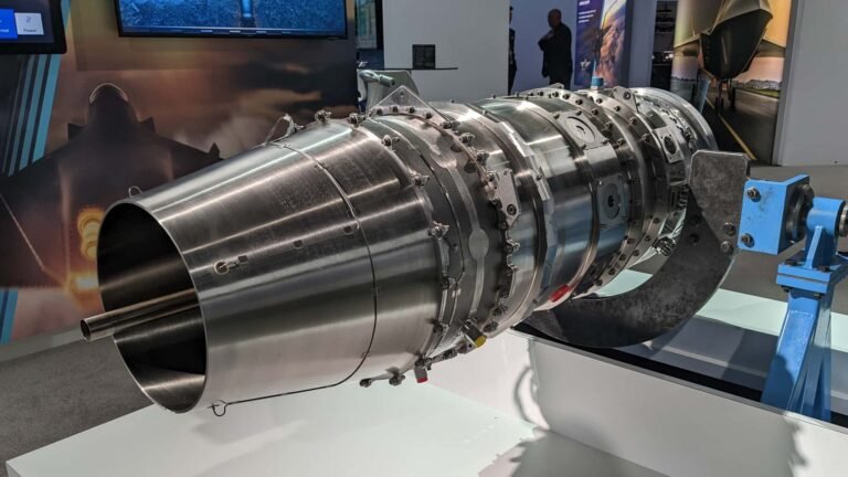 Neue Lieferung fabrikneuer Su-57 für die russische Luftwaffe - Start auf verschneitem Flugplatz.