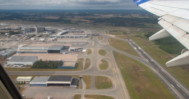 Rollwege, Pisten, Kreuzungen: So ist ein Flughafen markiert und beschildert